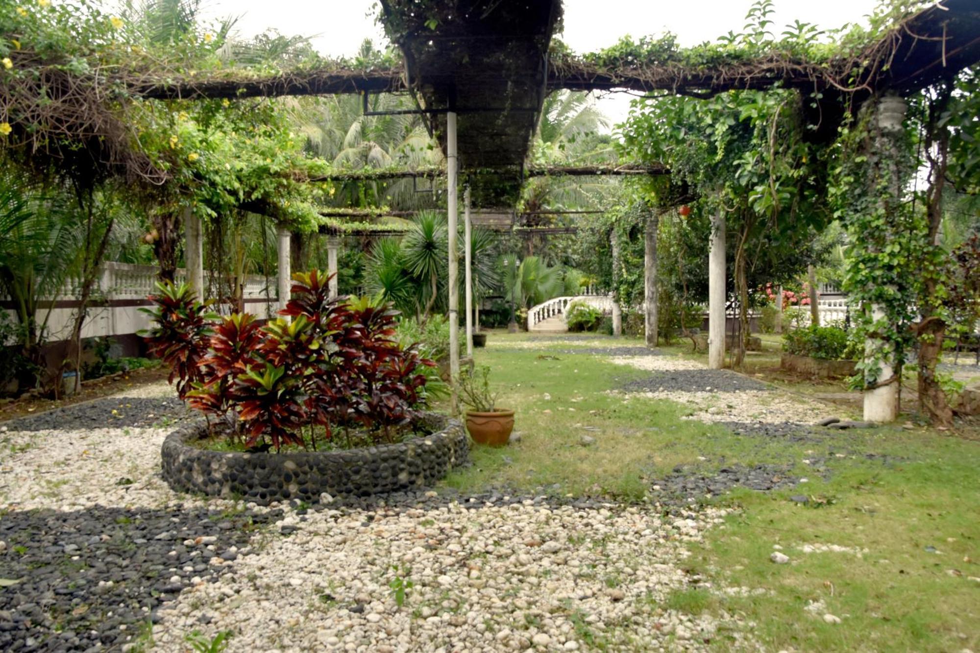 Isla De Oro Hotel Mamburao Екстер'єр фото